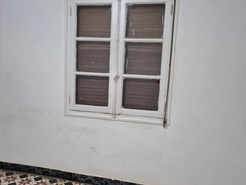 Villa style coloniale plus de 120 m² en haut 3 pièce + salon salle manger avec local commercial